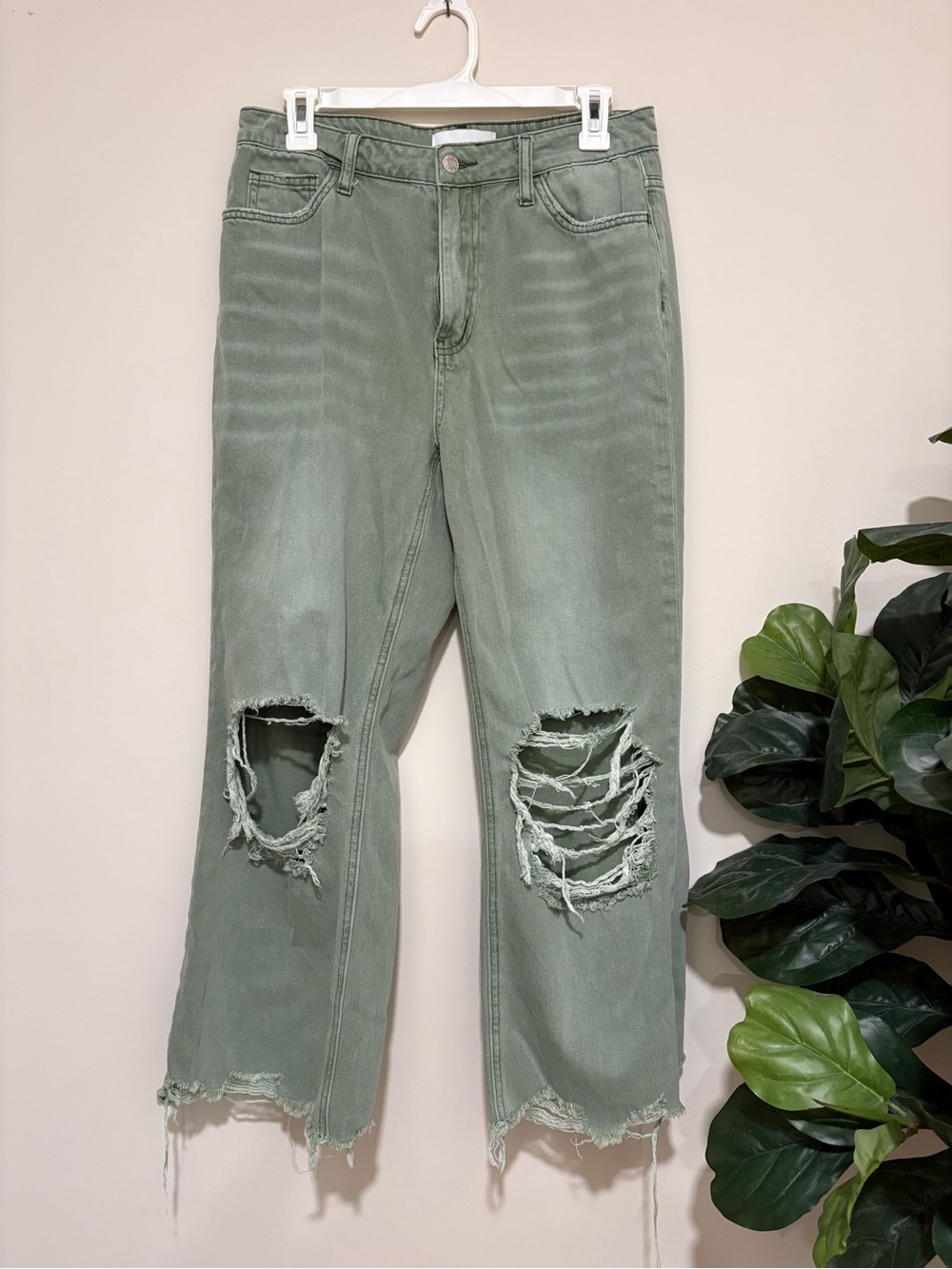 Distressed Olive Green Cropped Jeans with Frayed Hem